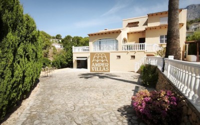 Spacious villa with guest apartment within short distance of the center of Altea la Vella.